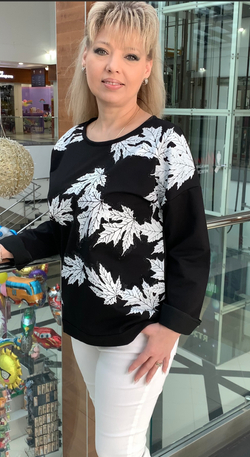 Черный нарядный джемпер с белым принтом