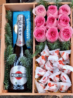 Композиция «Розы, шоколад и праздник»