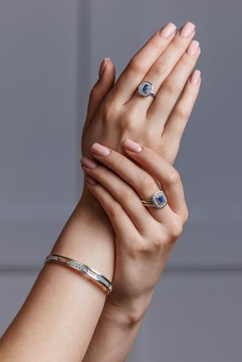 Кольцо сборное из серебра со вставками из розового и бесцветных фианитов