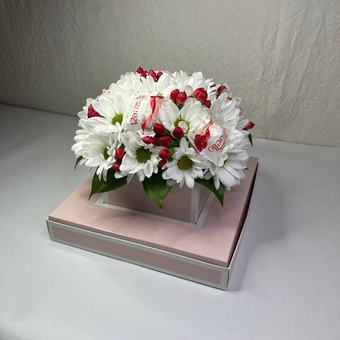 Сладкий букет с хризантемой и конфетами Raffaello в подарочной коробке "Поэзия"