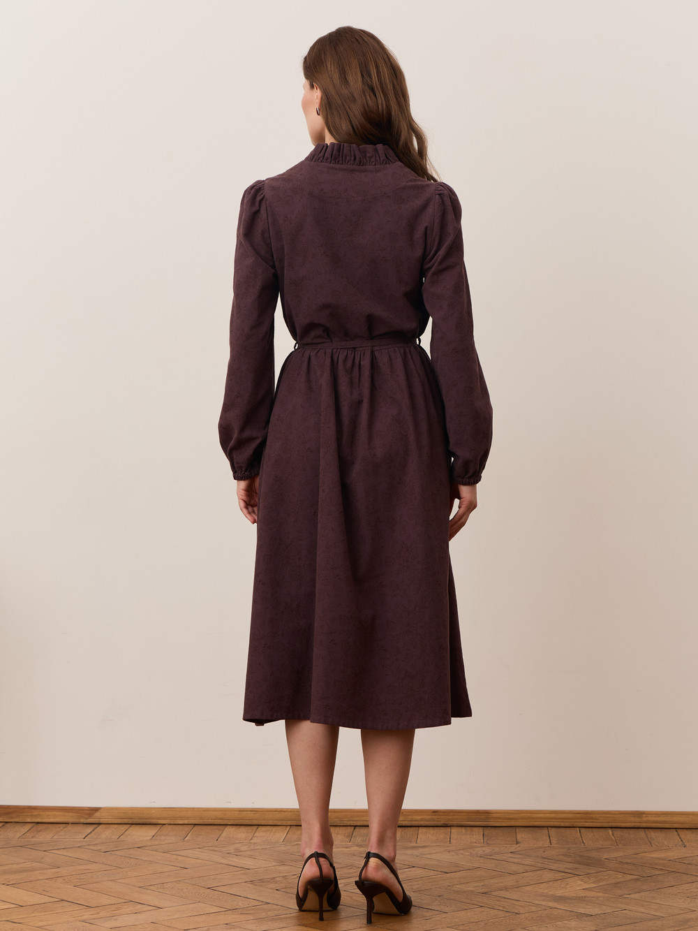 Платье с воротником стойкой