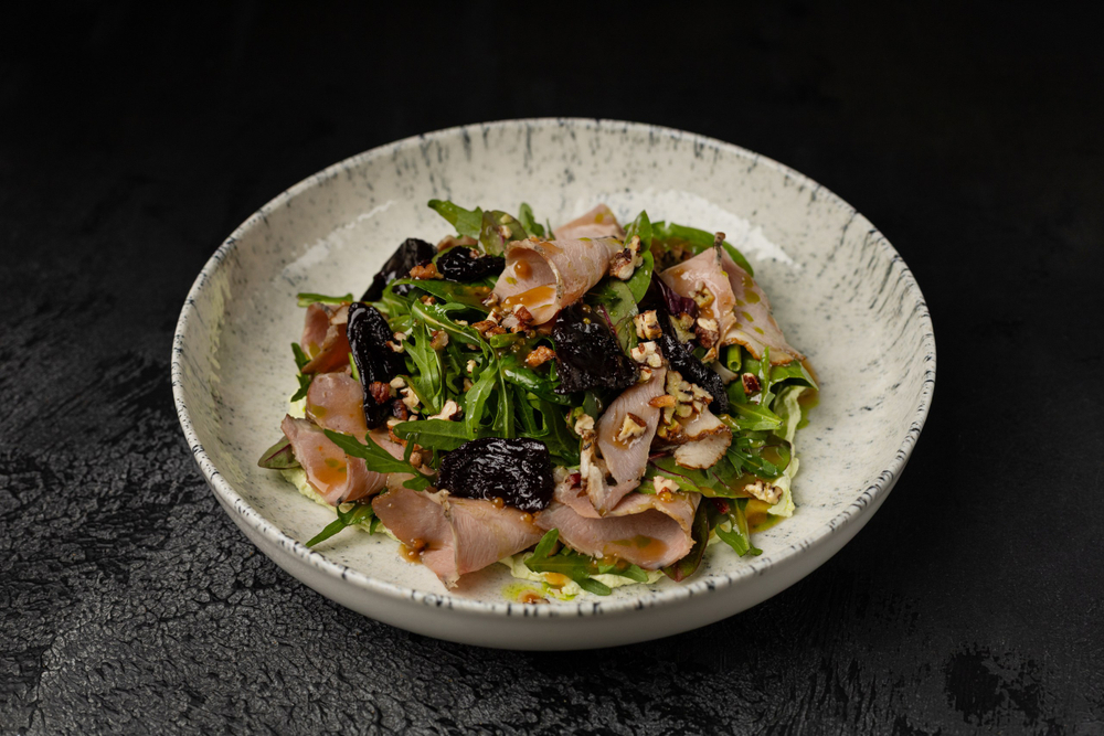 Салат с уткой горячего копчения и вяленой свеклой