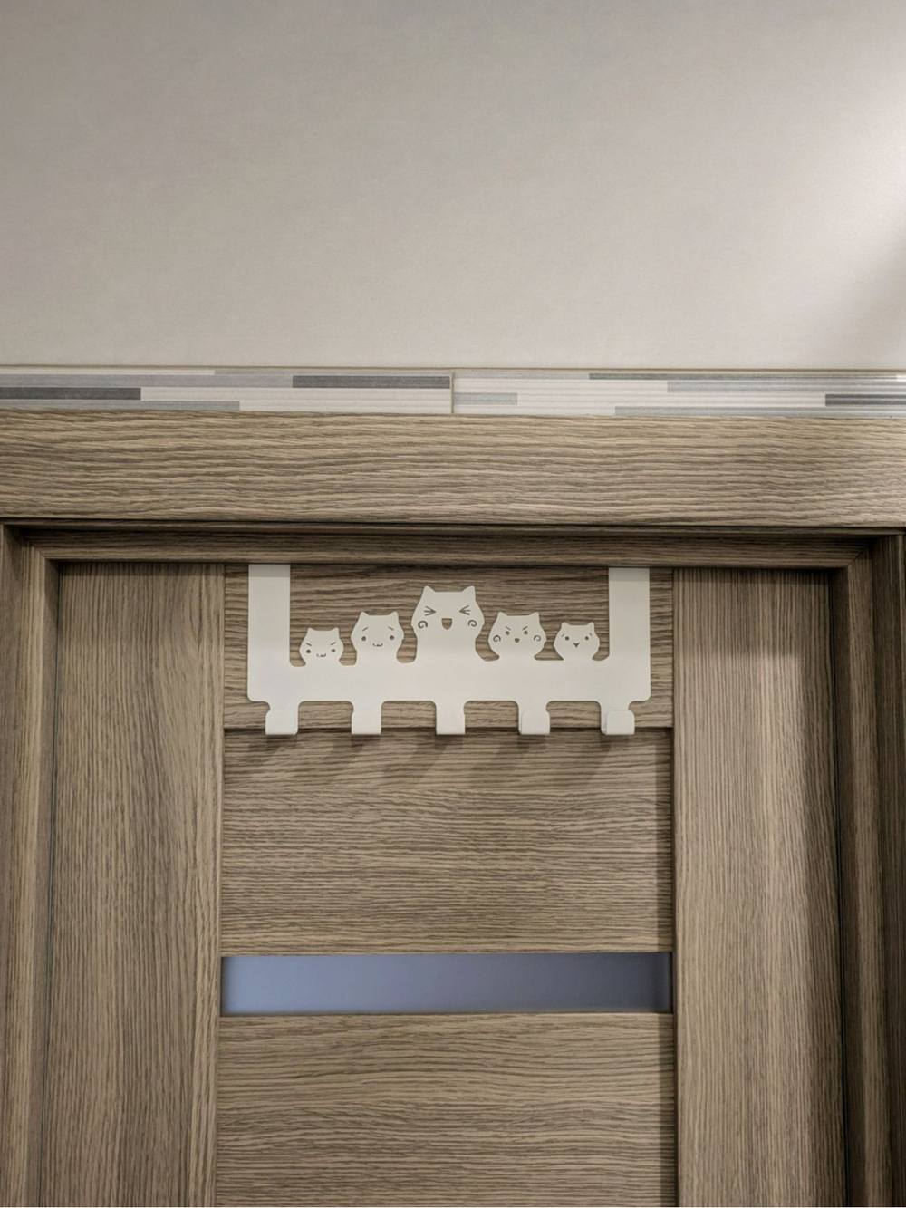 Вешалка крючки на дверь Пять котов белая