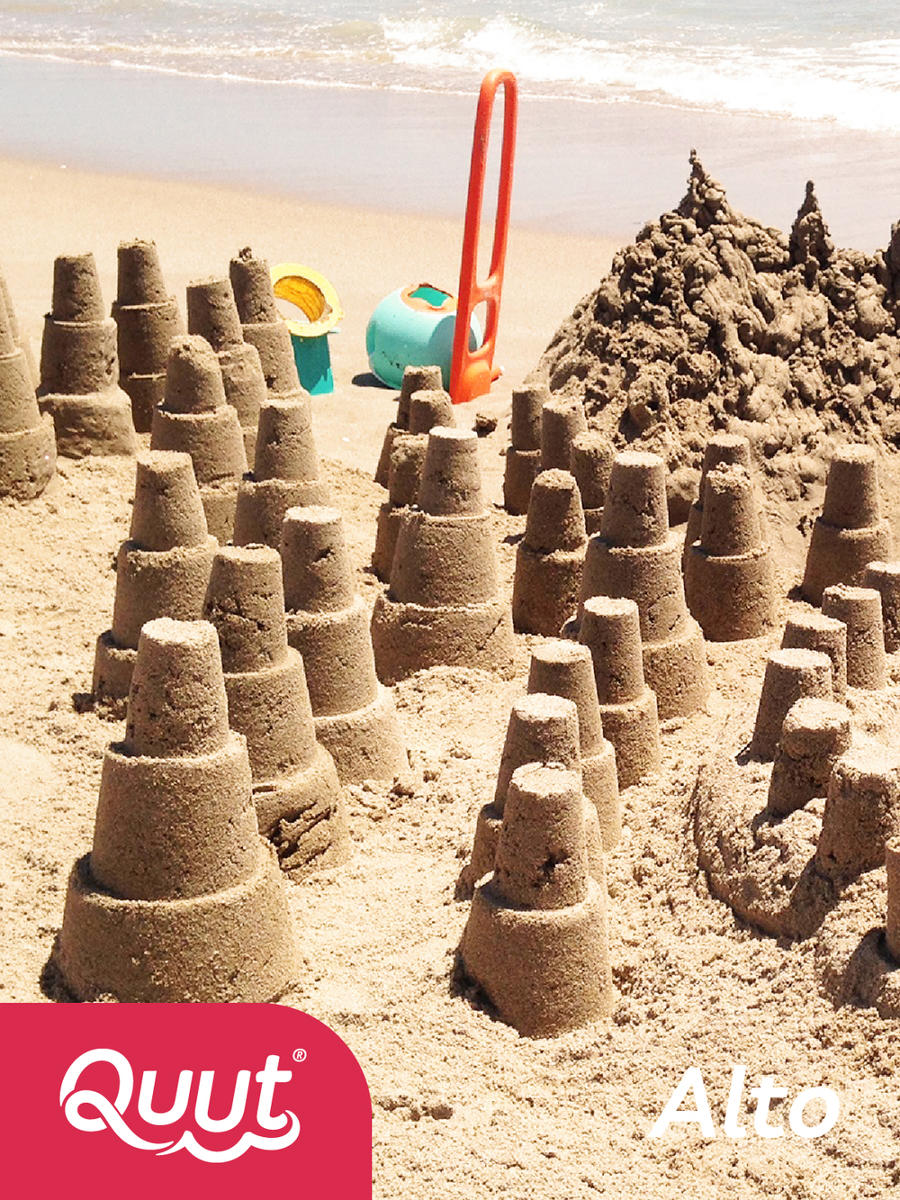 Формочки для 3-уровневых пирамид из песка и снега Quut Alto. Цвет: вишнёвый + сладкий розовый + жёлтый (Cherry + Sweet Pink + Yellow)