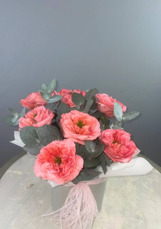 Композиция из 7 роз "Мандарин Экспрешн" с эвкалиптом