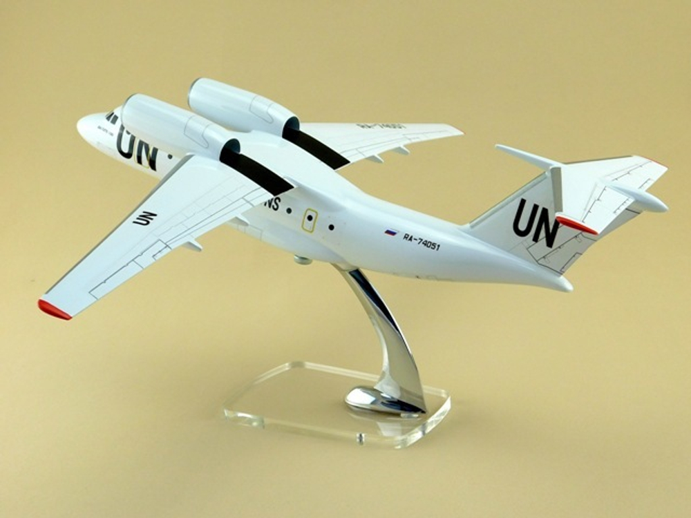 Модель самолета Ан-74 (М1:72, UN)