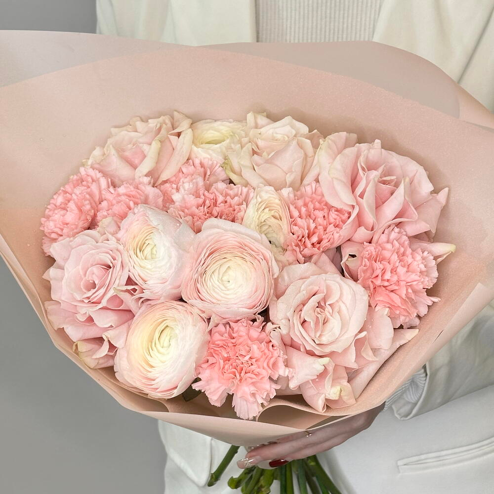 «Фарфор» букет из ранункулюсов, французских роз и диантусов