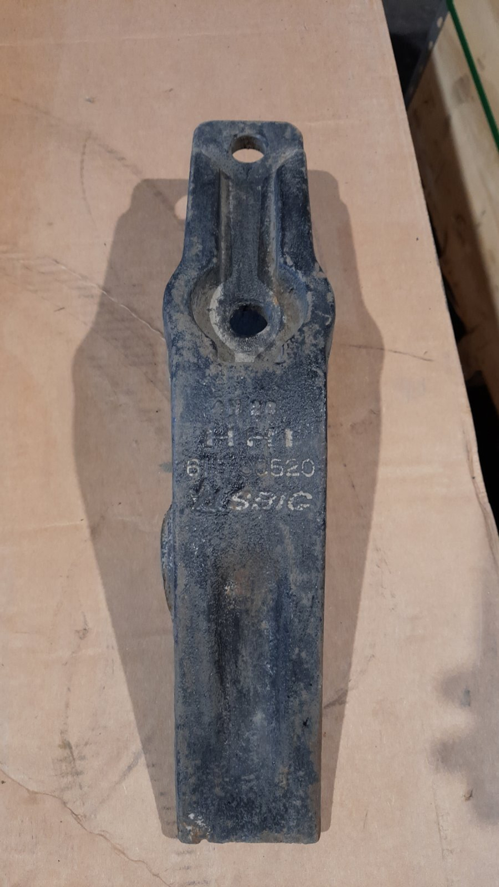 Зуб болтовой 61L8-00520 центральный