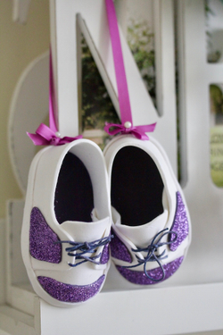 Подвеска "Кеды". Подарок маме малыша. Елочное украшение