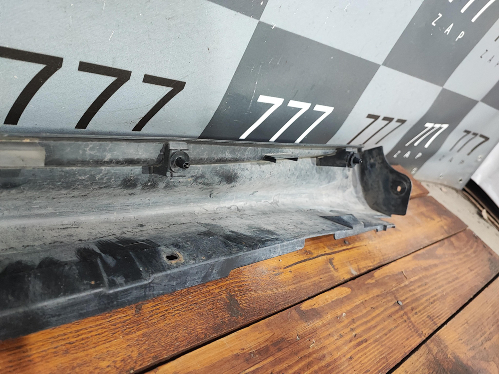 Накладка порога левого Nissan Juke (YF15) 10-19 Б/У Оригинал 768511KA6A