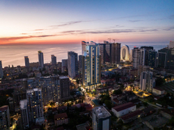 ЖК "ONE" Грузия, Батуми. Жилой комплекс бизнес -класса в новом центре города. Рядом пляж 800 м, парк Качиньских, велодорожки, ТРЦ и аэропорт в 4 км. Победитель European Property Awards 2025- 2026 в номинации «Многофункциональные комплексы»