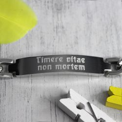 Стальной браслет с гравировкой на латыни на заказ