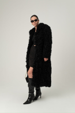 Длинная чёрная шуба