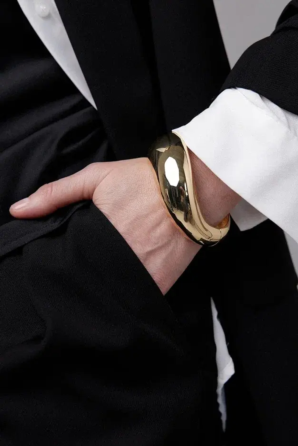 Браслет Le Form жесткий, разъемный, гладкий в форме волны, оттенок золото