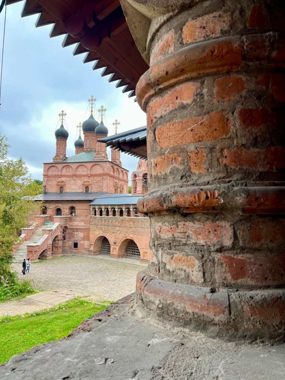 "Крутицкое подворье: жемчужина старой Москвы"- пешеходная групповая экскурсия по Москве.