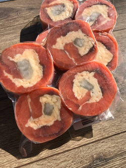 Рулет из форели с креветкой и сыром