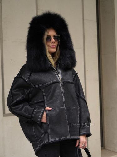 Черная дубленка с мехом песца на капюшоне