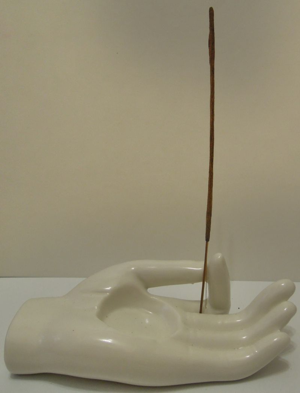 Подставка для конусных благовоний, чайной свечи  рука