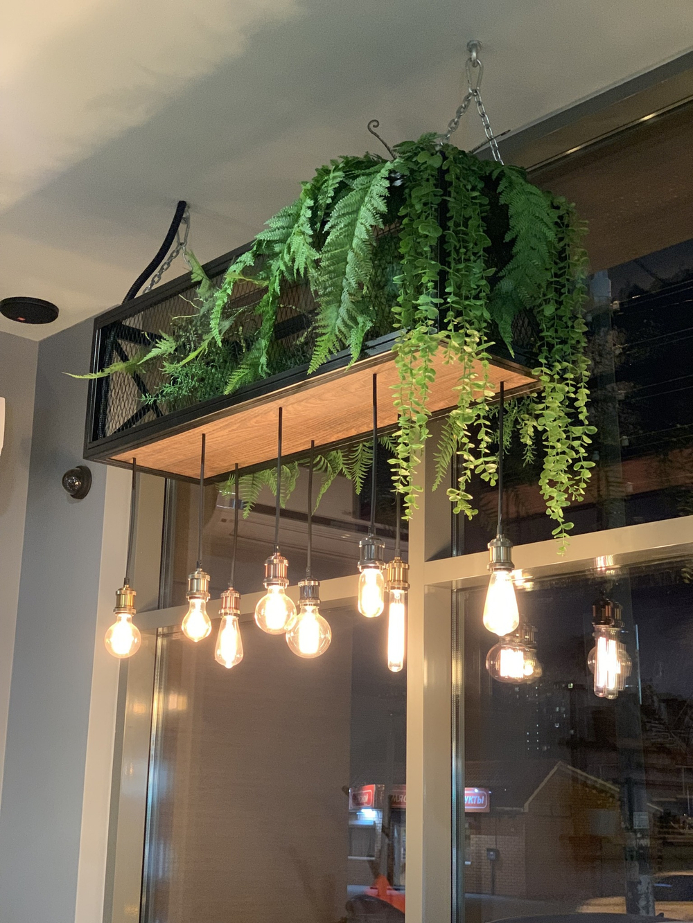 Озеленение искусственными растениями кафе "Food Trevel"