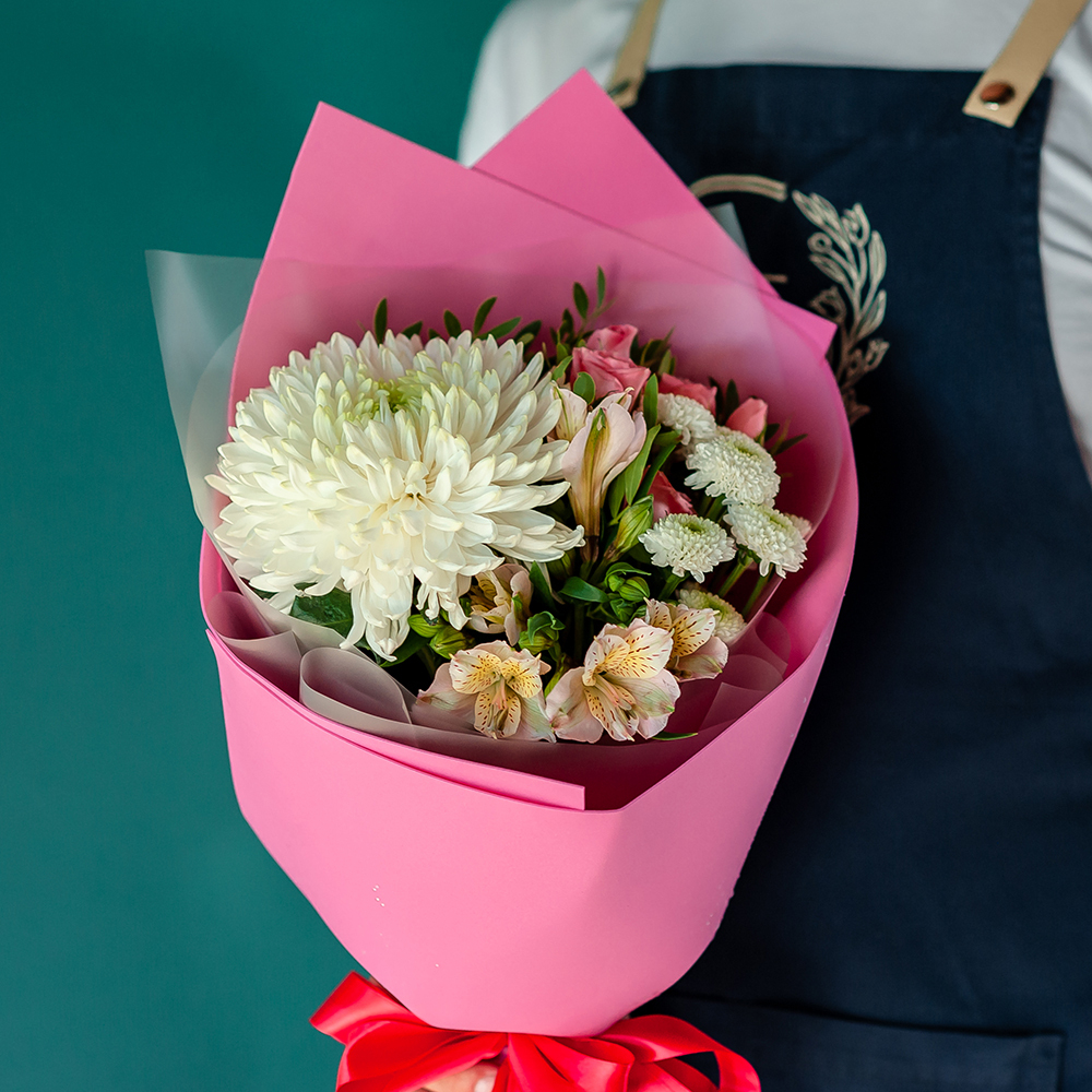 Сборный мини букет в розовом оформлении с одноголовой хризантемой