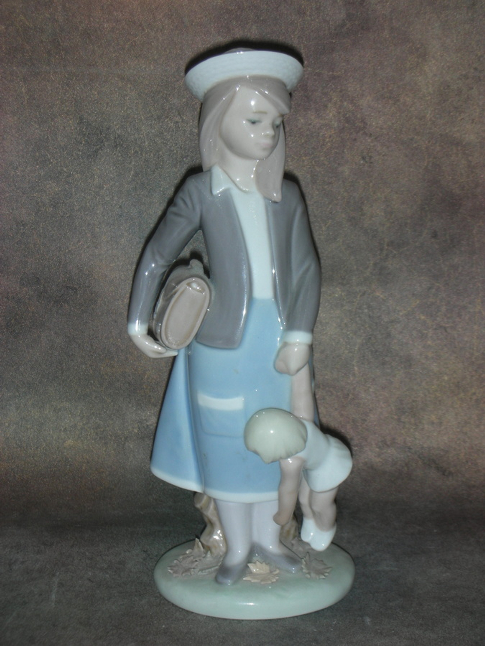 Статуэтка. Фарфор. Девочка с куклой и портфелем. Lladro. Испания