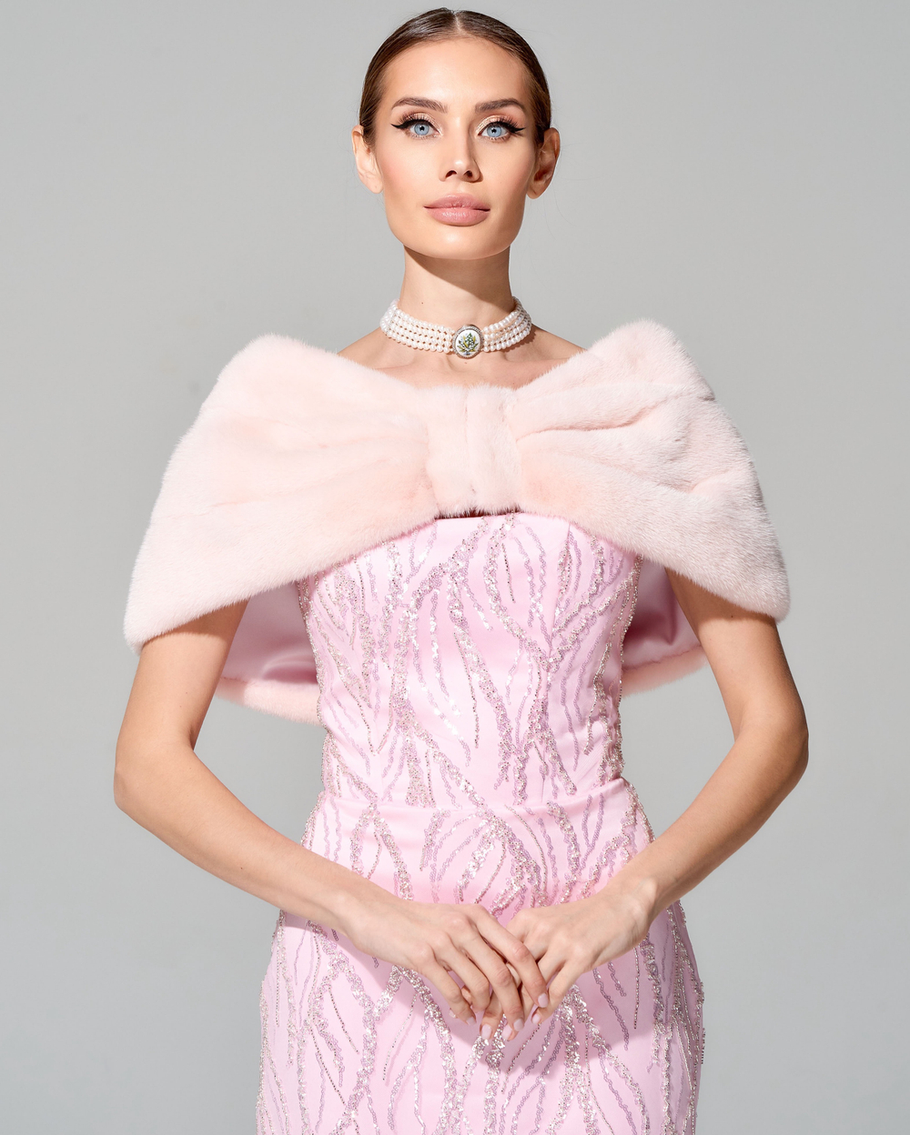 Корсетное платье с вышивкой ручной работы и меховой отделкой