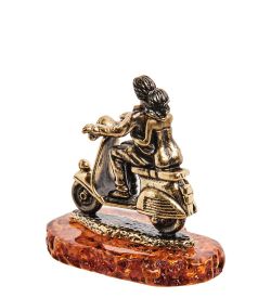 Народные промыслы AM-3130 Фигурка «Пара на Мотороллере» (латунь, янтарь)