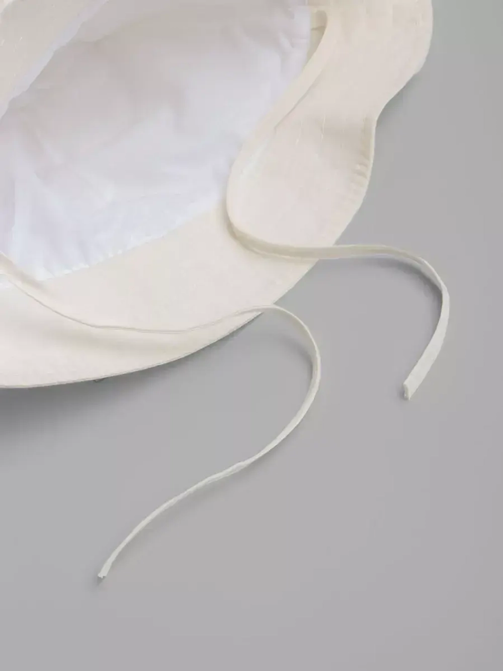 Детская белая панама на завязках пляжная