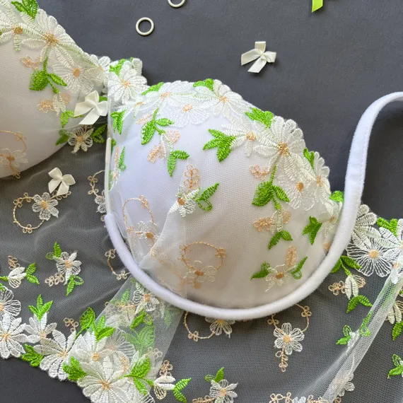 Вышивка на сетке бело-молочная ромашки 23 см