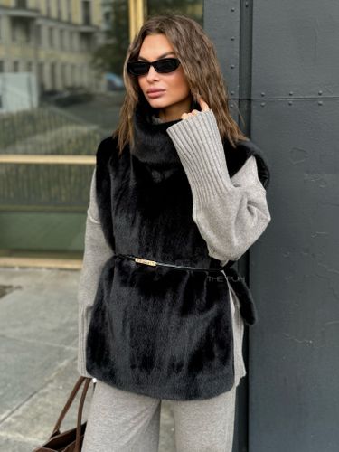 Черная манишка из эко-меха с поясом