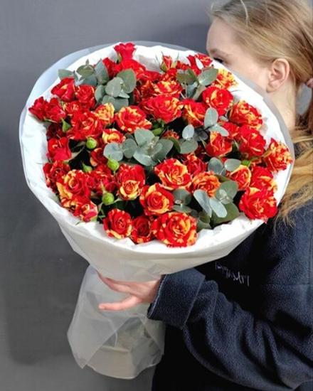 Букет из 9 кустовых роз сорта "Fire Flash" с веточками эвкалипта