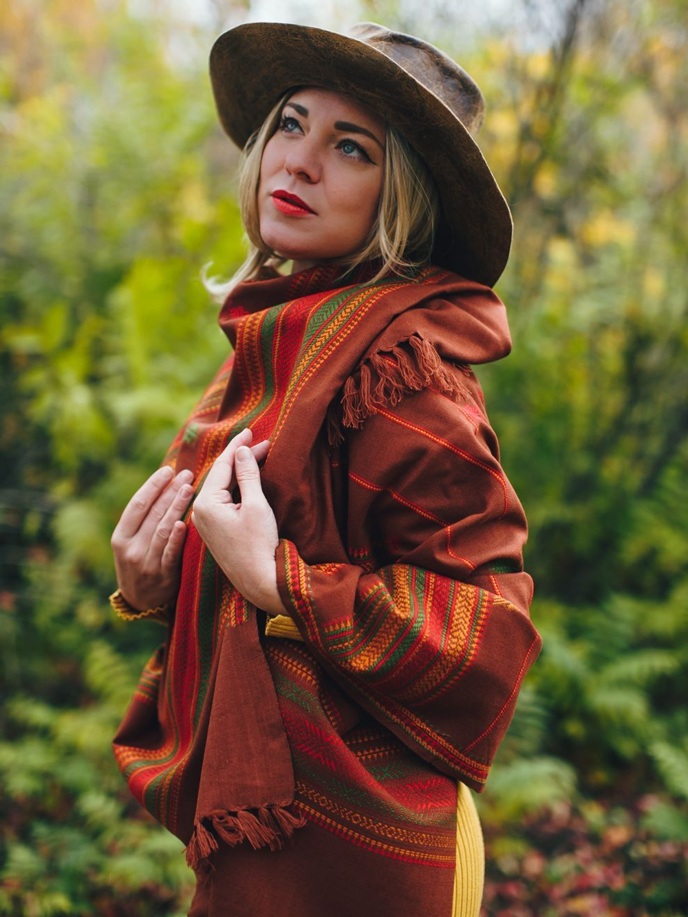 Шаль с  гуджаратской вышивкой