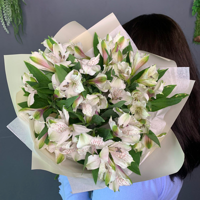 Букет 9 белых альстромерий