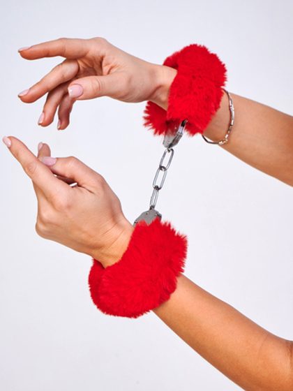 Шикарные наручники с пушистым красным мехом (Be Mine) (One Size)