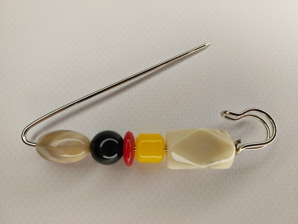 Булавка брошь  для кардигана, пальто, платков, костюмов, одежды. . Цвет жёлтокоричневый.