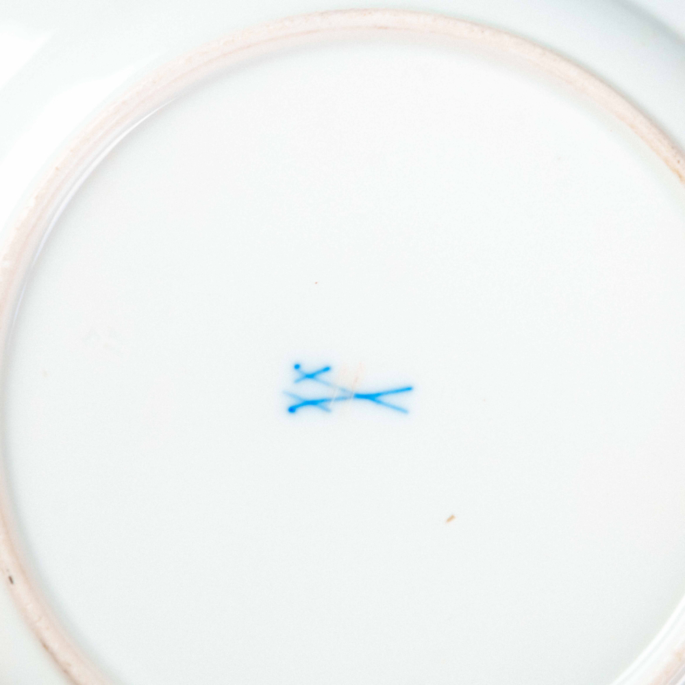 Декоративная тарелка с галантными сценами и цветочным орнаментом