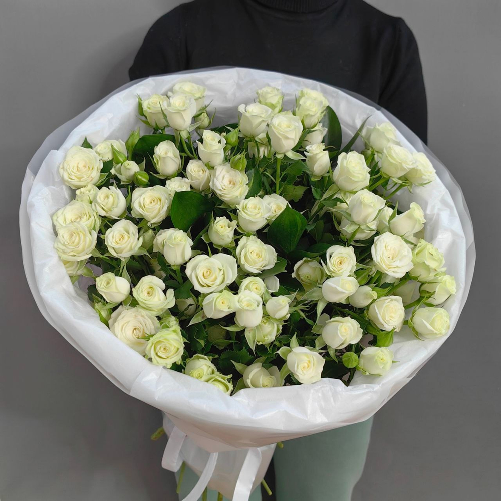 Букет из 13 белых кустовых роз сорта "Lyrica"