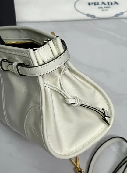 Кожаная средняя сумка Prada Bonnie белый