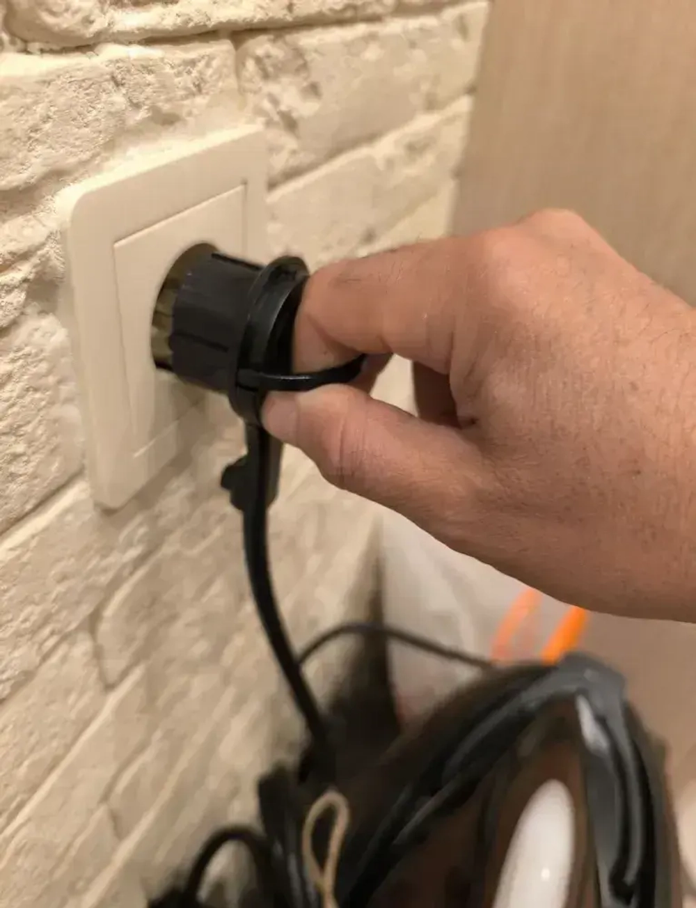 Удлинитель электрический 2 розетки 1 метр с плоской потайной вилкой невидимкой угловой