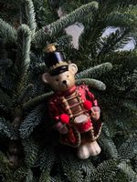 Новогодняя игрушка Мишка гвардеец с барабаном стекло