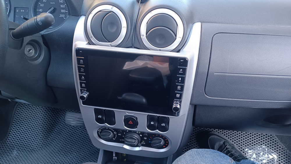 Магнитола для Renault Logan/Sandero 2009-2014 - Carmedia SF-9944 (кнопки и крутилки) Android 13, TS20, 6+128Гб, CarPlay, 4G SIM-слот