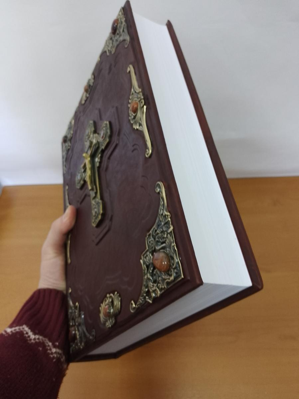 "Библия с иллюстрациями Доре" большой формат. Книга подарочная в кожаном переплете с бронзовыми накладками