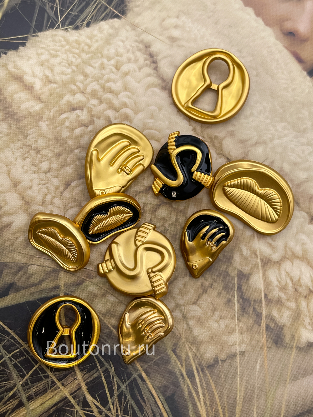 Пуговицы Скиапар. золотистые с черной эмалью "Ладонь"