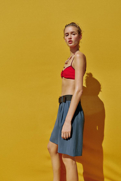 ZARA ШОРТЫ С ЗАЩИПАМИ И РЕМНЕМ, ВЫЦВЕТШИЙ СИНИЙ