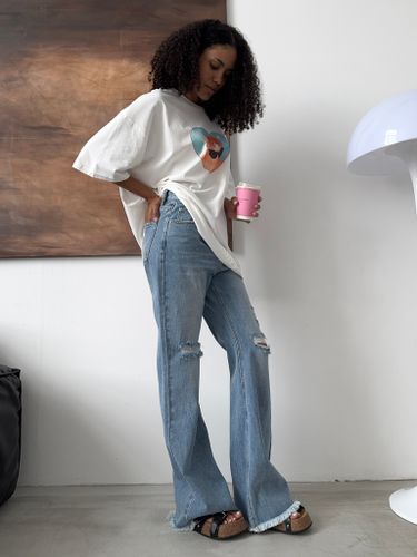 Синие рваные джинсы-клеш