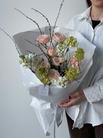 Букет из маттиолы, веток спиреи, диантусов, оксипеталума и кустовых пионовидных роз