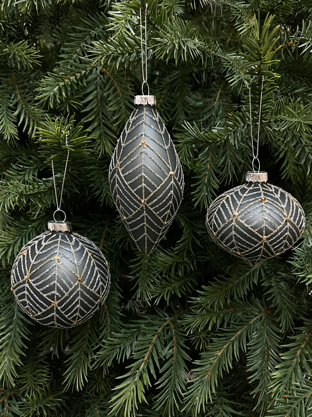 Набор елочных игрушек 8см 9шт ChristmasDeLuxe графитовый с серебристо-золотым узором