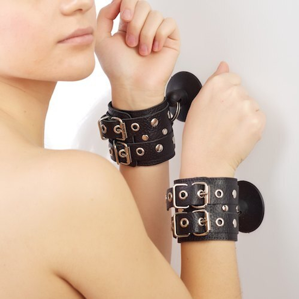 Чёрные наручники с ремешками на присосках (Цвет: черный)