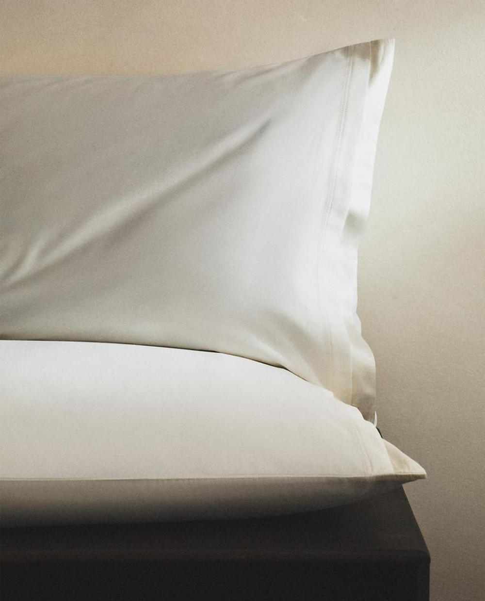 ZARA HOME САТИНОВАЯ НАВОЛОЧКА (300 НИТЕЙ), ЖЕЛТОВАТО-БЕЛЫЙ