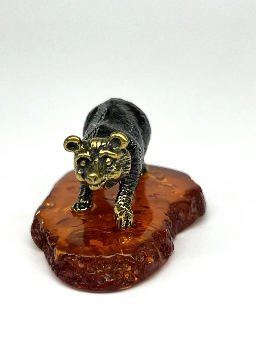 Бронзовая статуэтка на янтаре